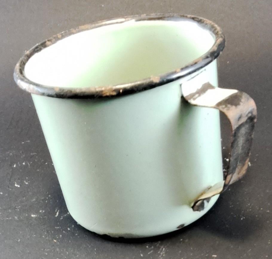 17.20 enamel / tin drink mug 
