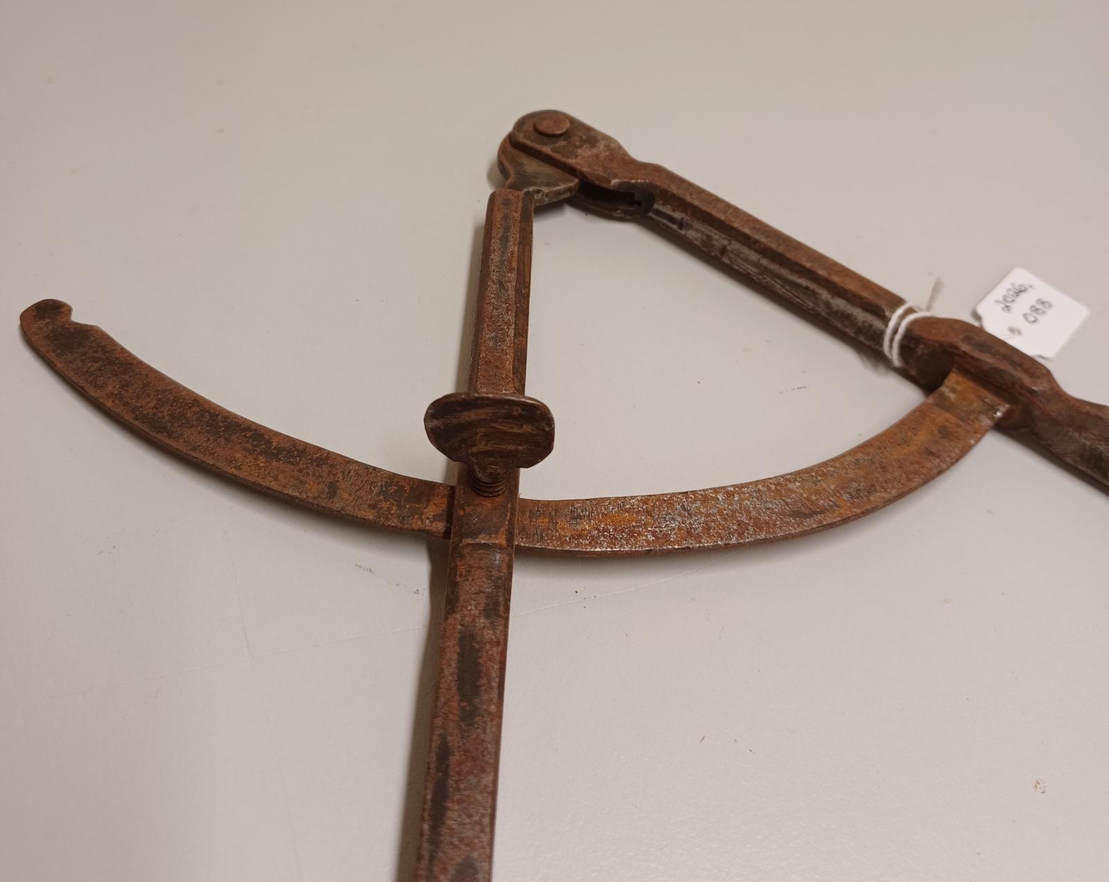 Metal Divider - compass