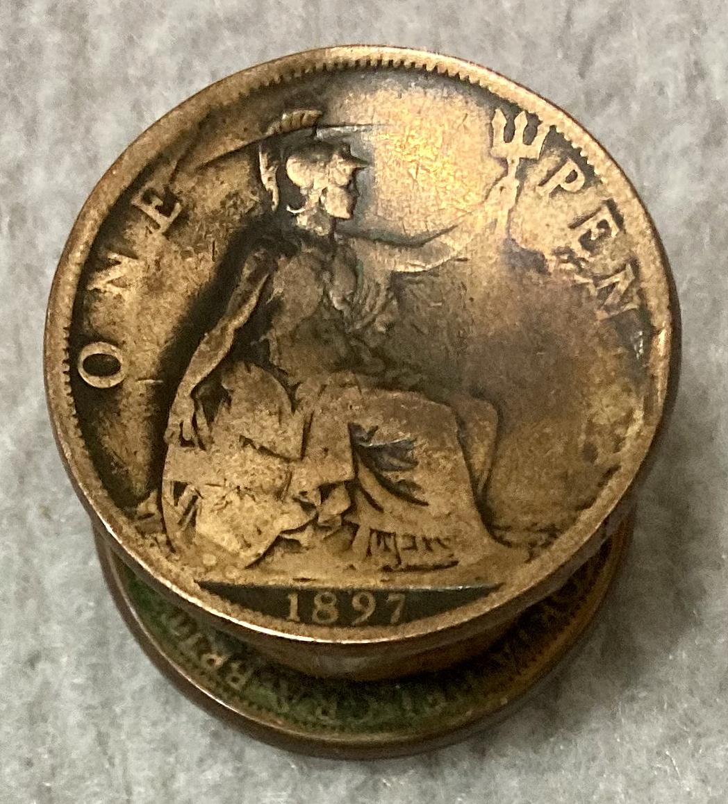 Victorian era circular threaded snuff container - view from below