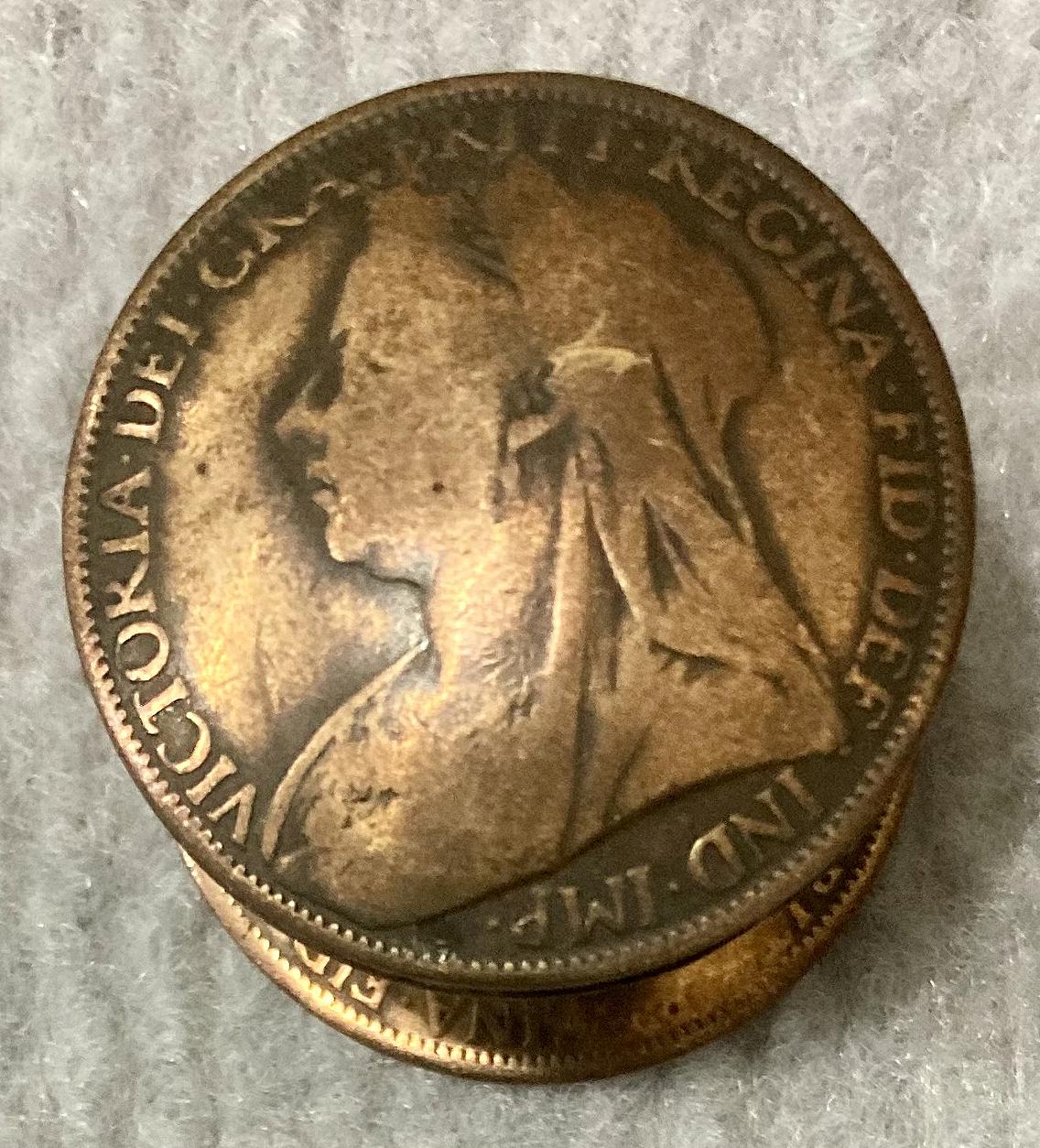 Victorian era circular threaded snuff container - view from above