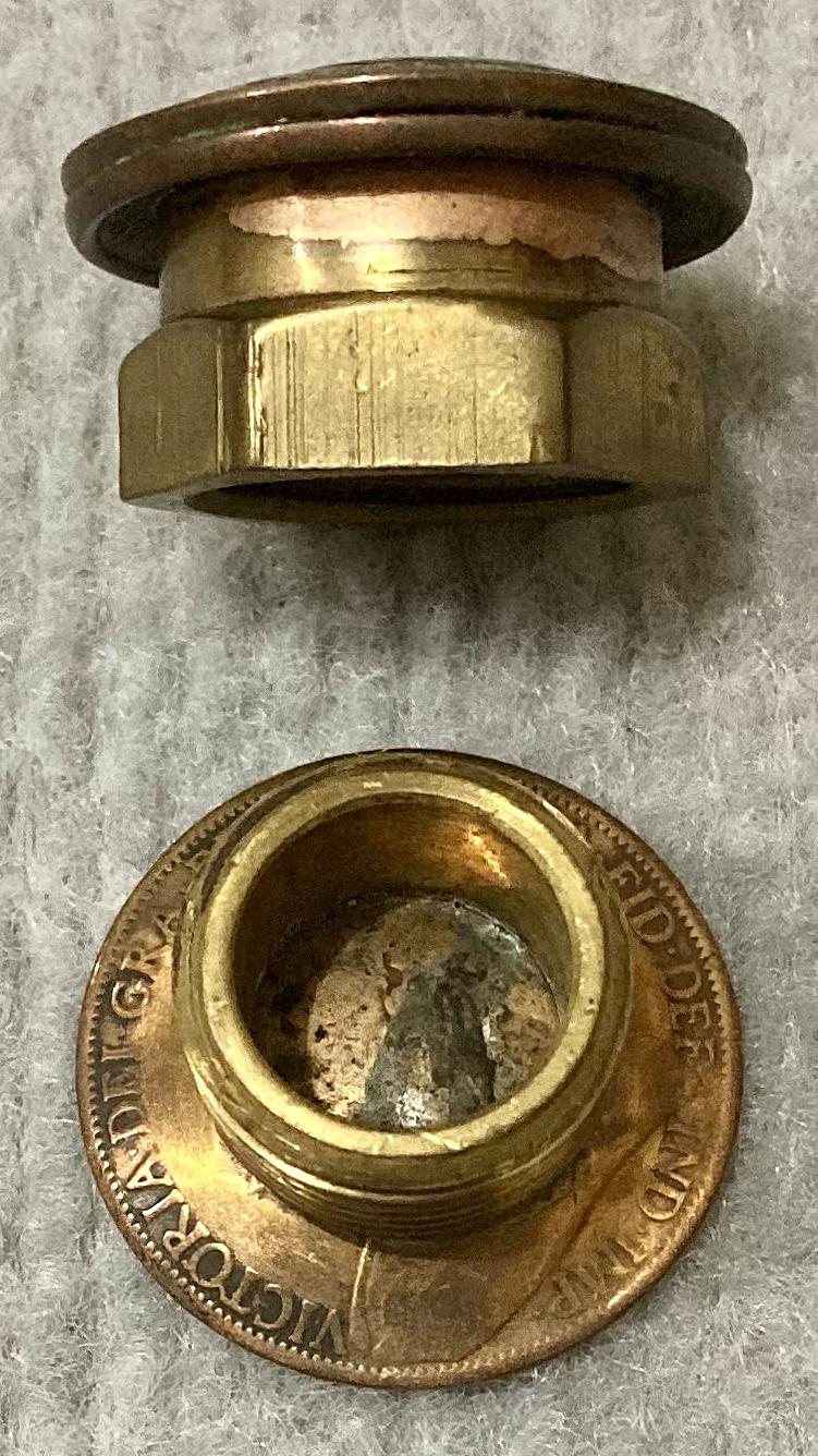 Victorian era circular threaded snuff container - lid off