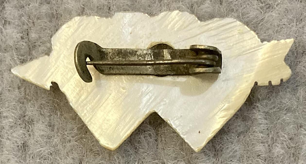 Reverse of mother of pearl hearts and arrow sweetheart brooch for 'Dear Mother'