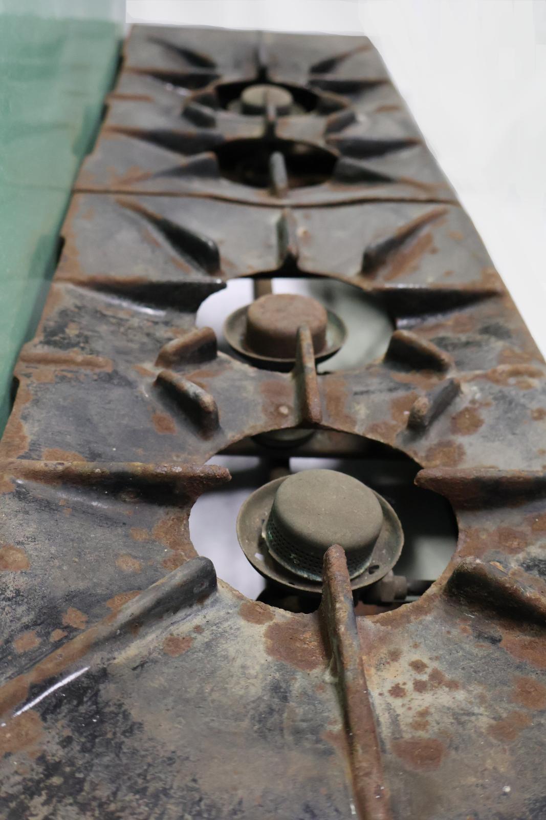 Close up of top of burners.