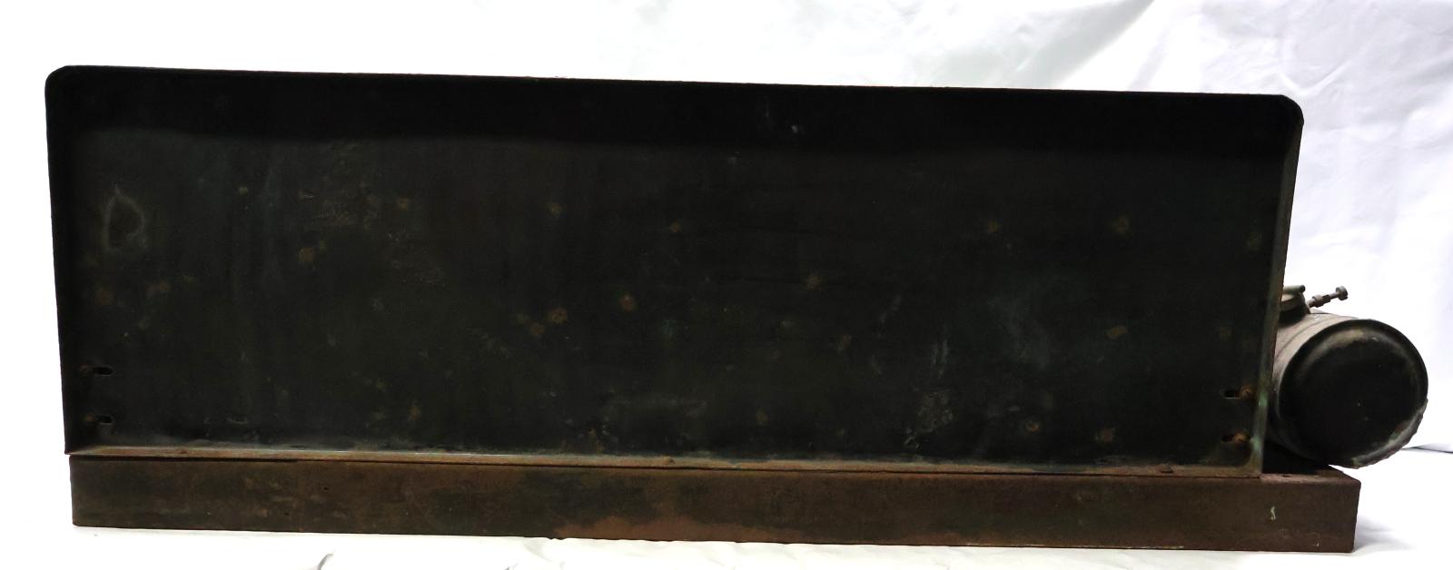 The back of the burner, all black and plain. The fuel tank on the right hand side.