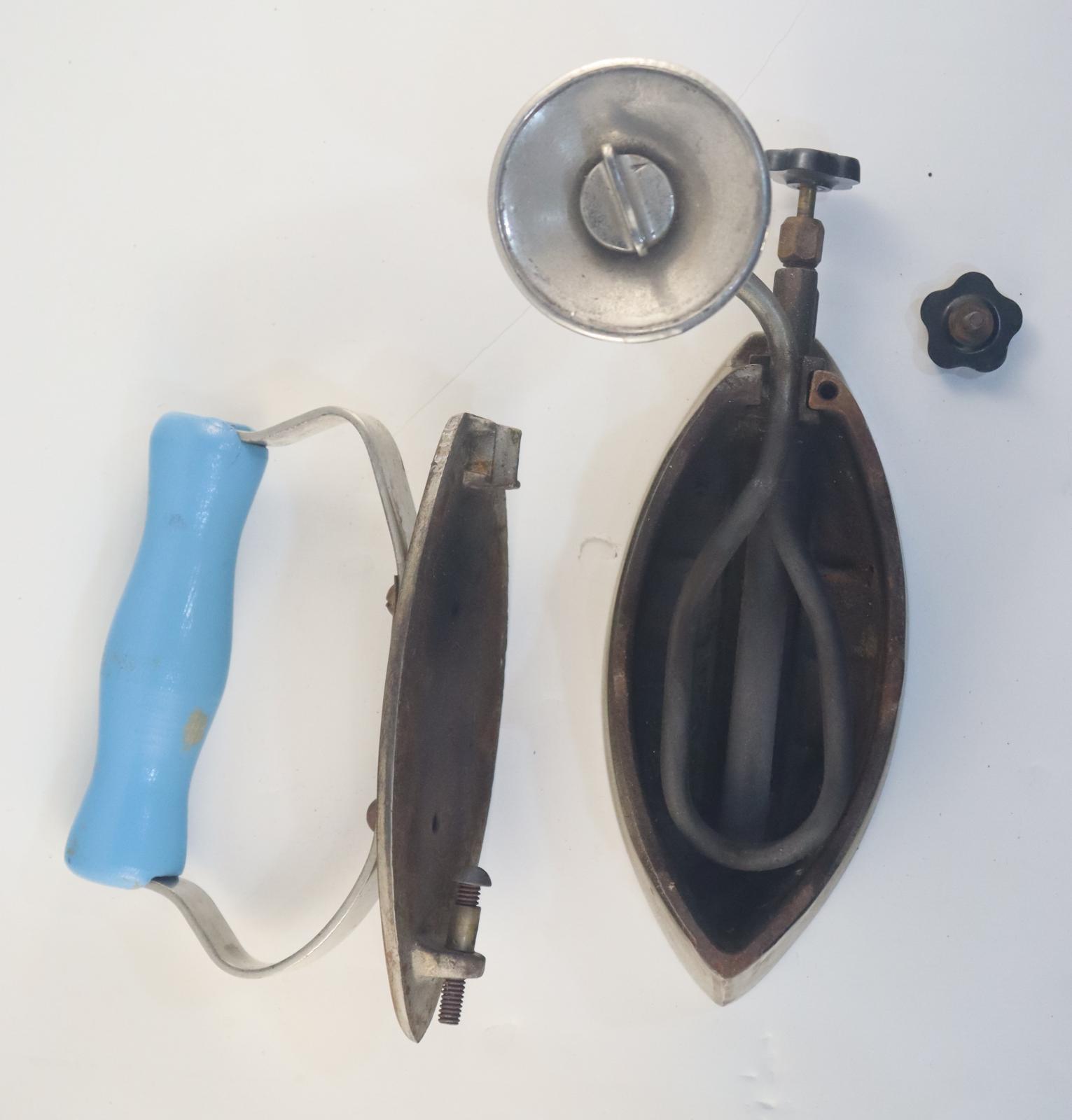 Open view of Handi Pumpless Iron 