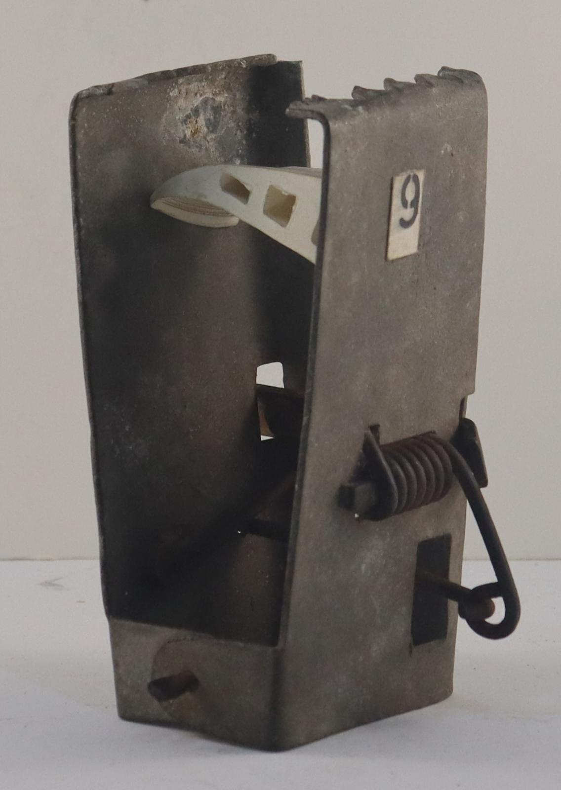 Back view of open Rat Trap