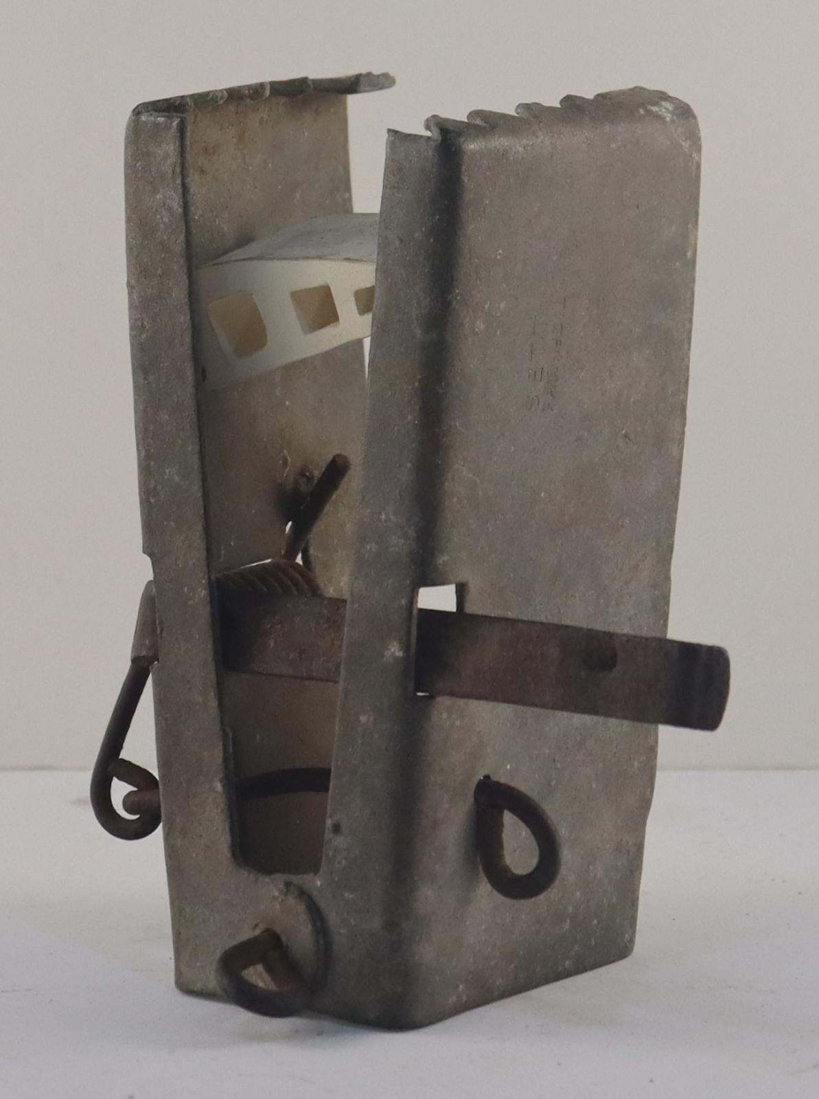 Front view of open Rat Trap