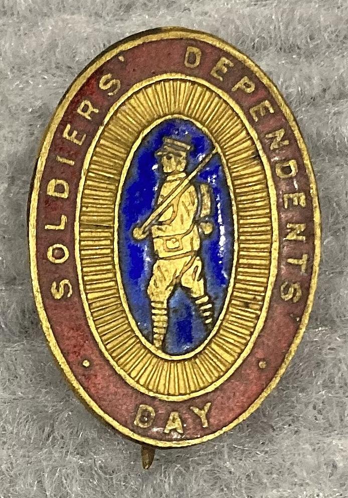 WWI era Soldiers' Dependents' Day enamel badge