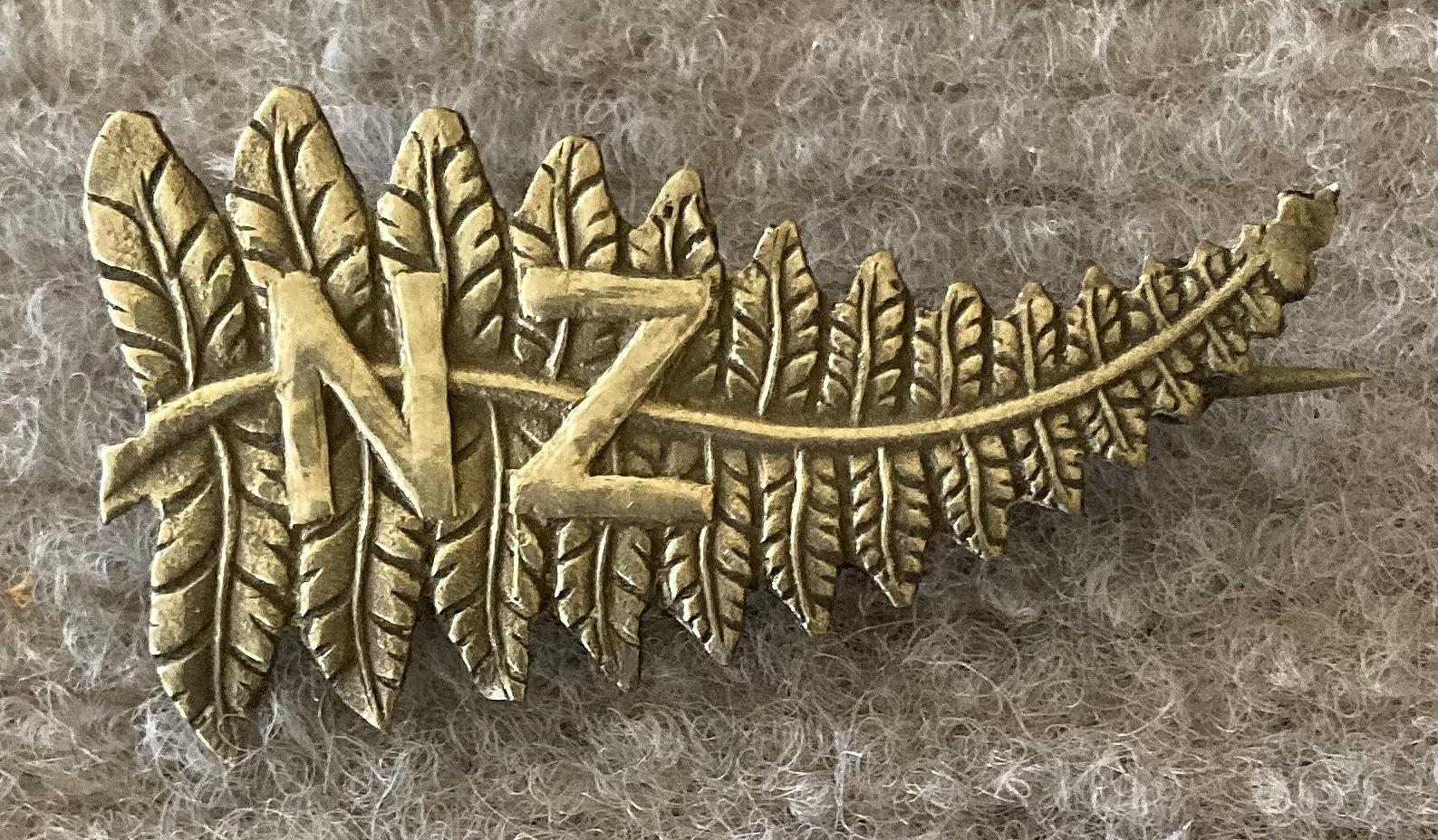 WWI era NZ silver fern sweetheart brooch - large