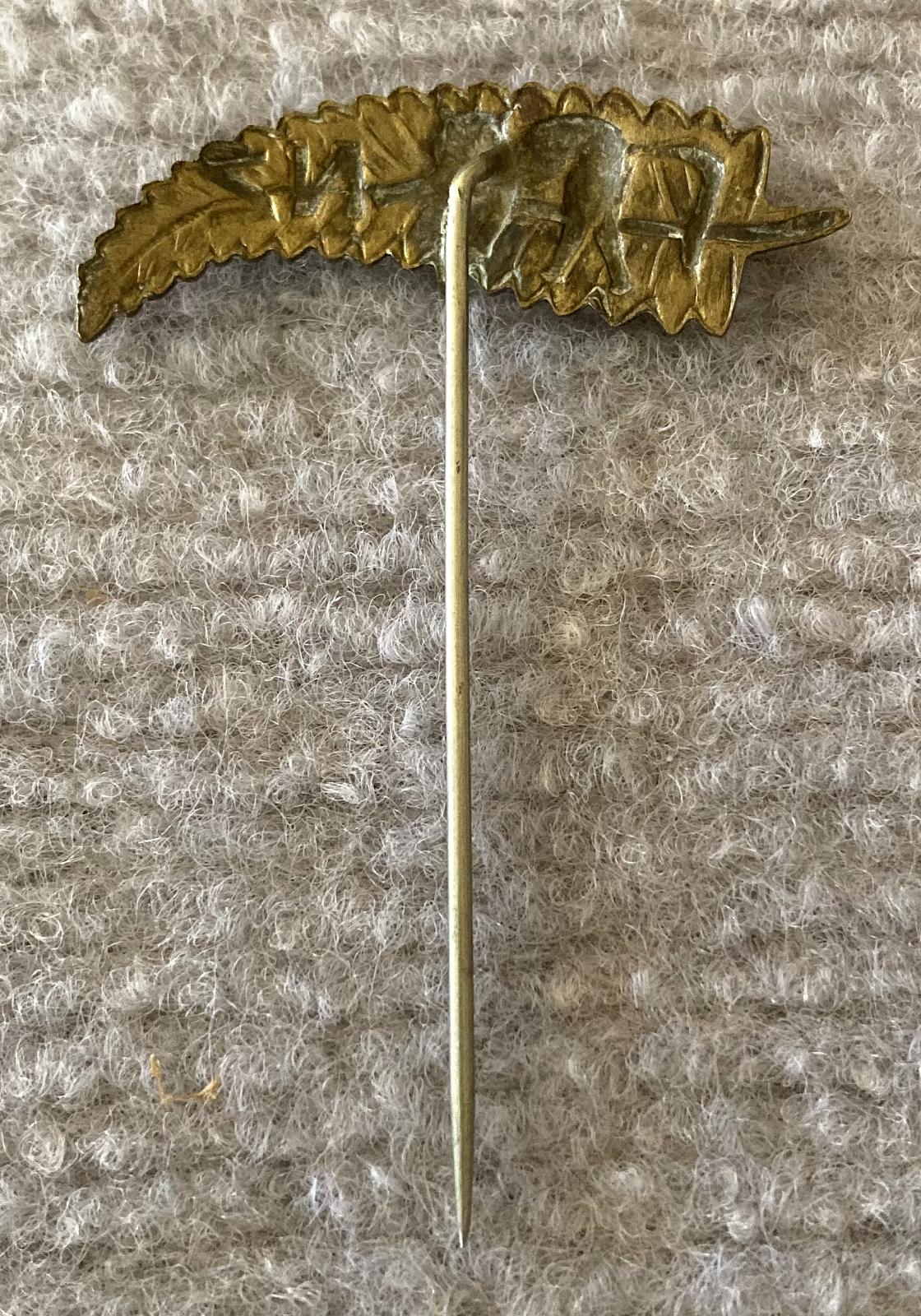 Reverse of WWI era NZ silver fern sweetheart pin with 'cat' motif