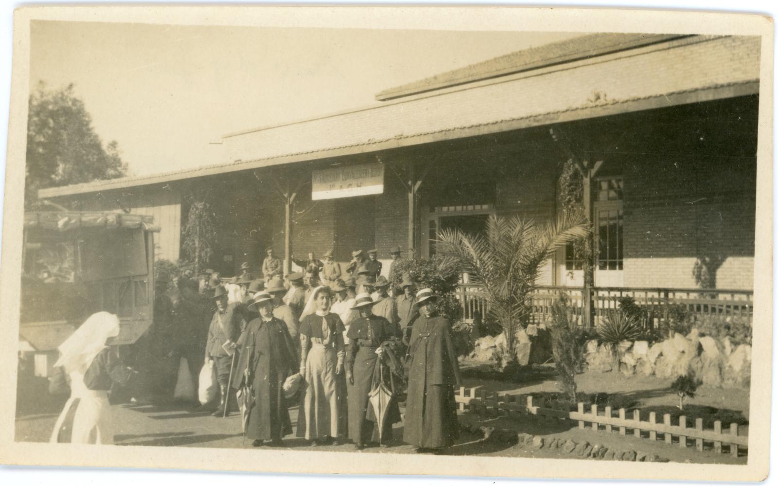 Nurses and soldiers outside the No. 3 Auxiliary Convalescent Hospital.