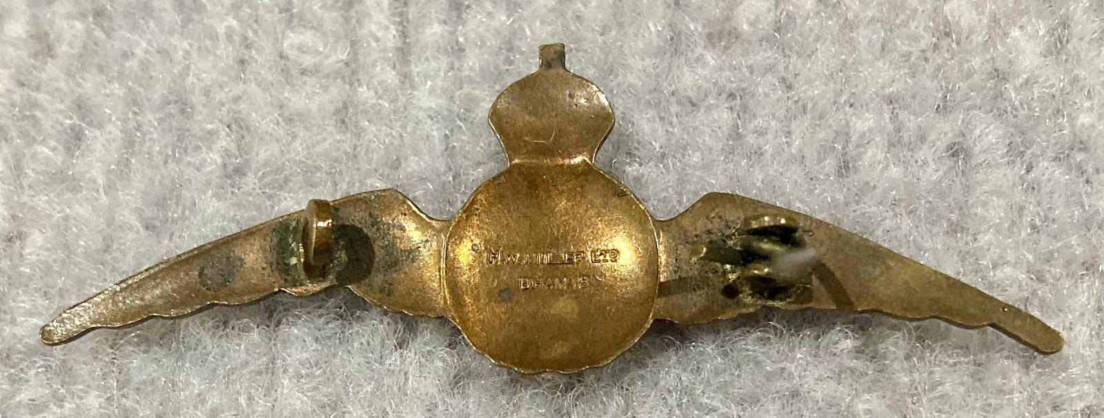 Royal Air Force gold tone and enamel sweetheart brooch - 3 - pin open