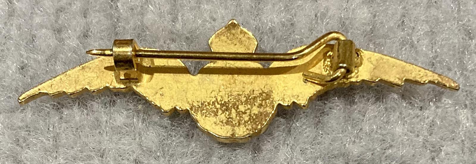 Reverse of Royal Air Force gold tone and enamel sweetheart brooch - 5