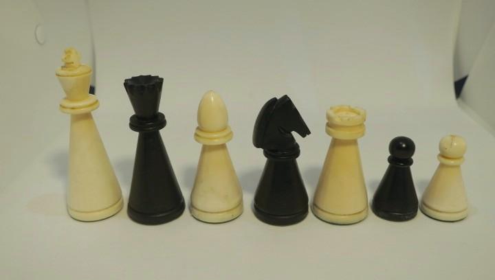 Complete ivory chess set of 32 pieces.
