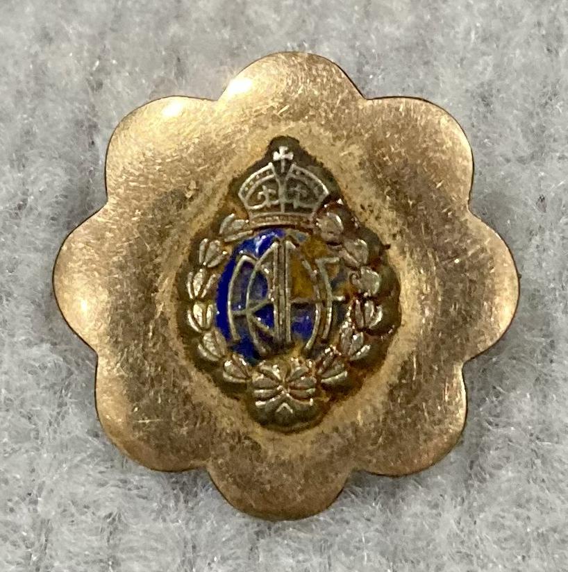 Royal Australian Air Force 9 carat gold, silver lined circular sweetheart brooch