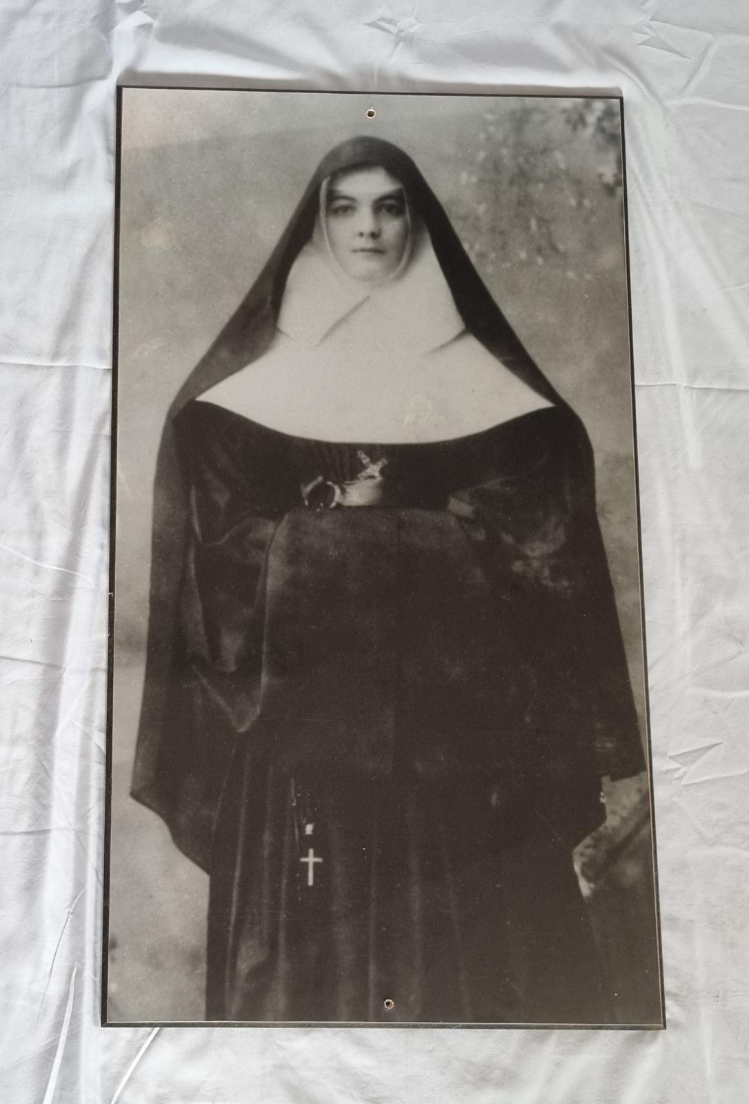 26-380.1 Large black and white portrait of Mother Brigid McDonald RSM photo with background front-view.