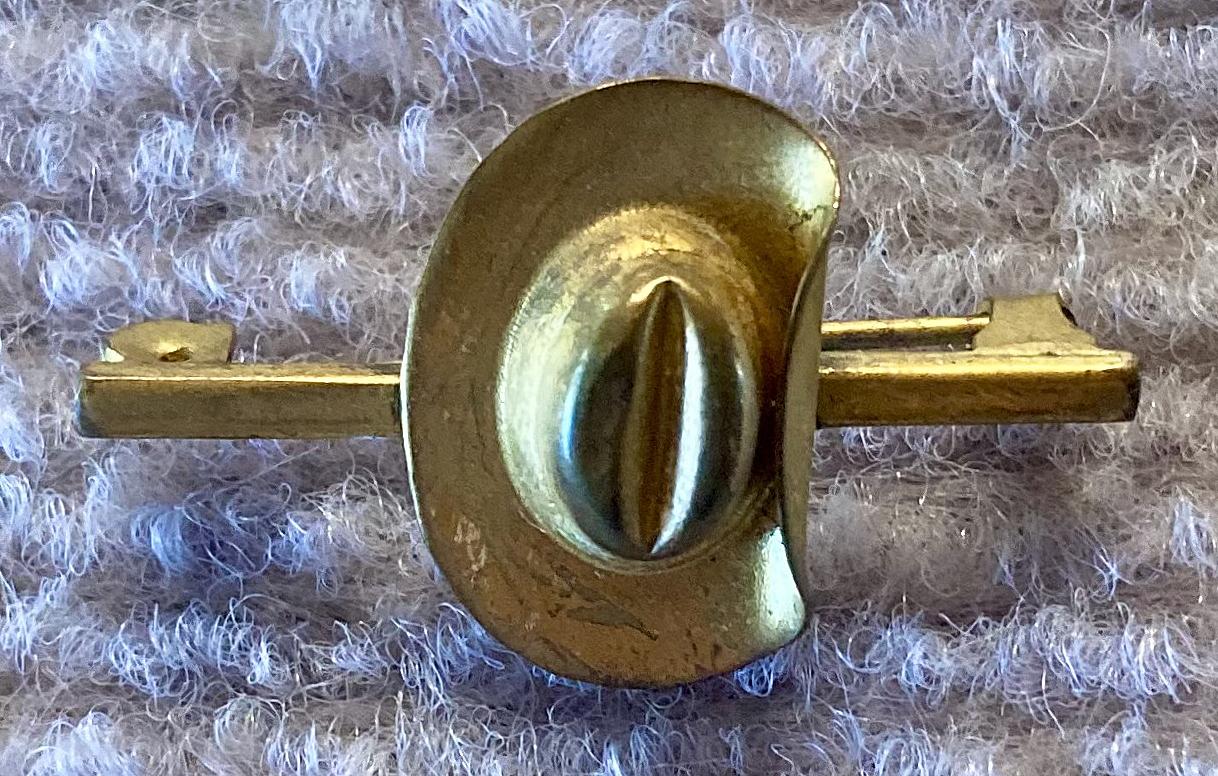 Gold tone slouch hat sweetheart brooch