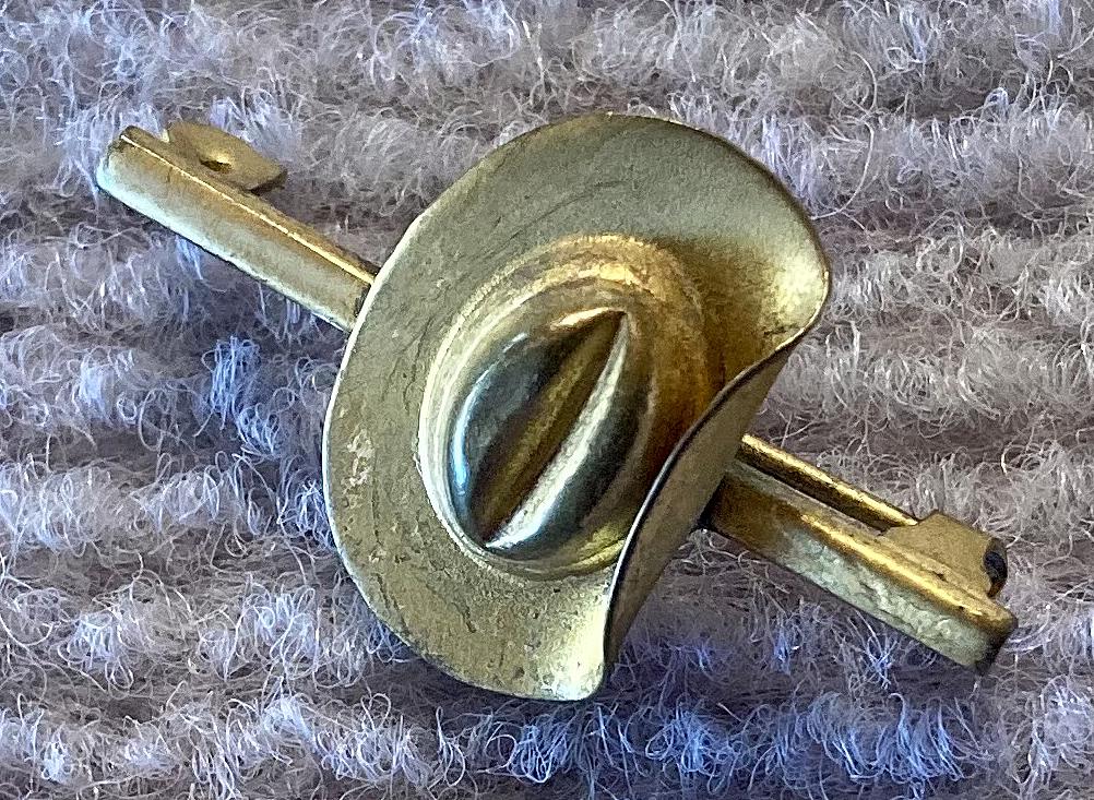 Other angled view of gold tone slouch hat sweetheart brooch