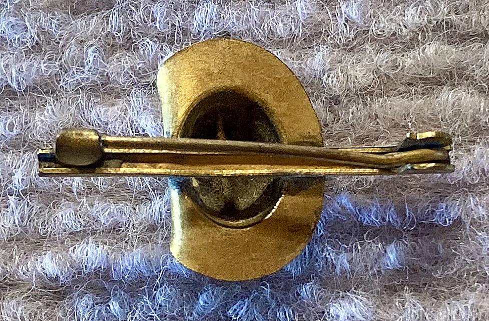Reverse of gold tone slouch hat sweetheart brooch