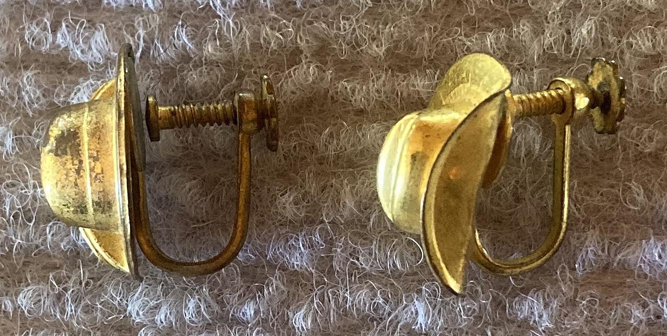 Other side view of gold tone slouch hat screw back earrings