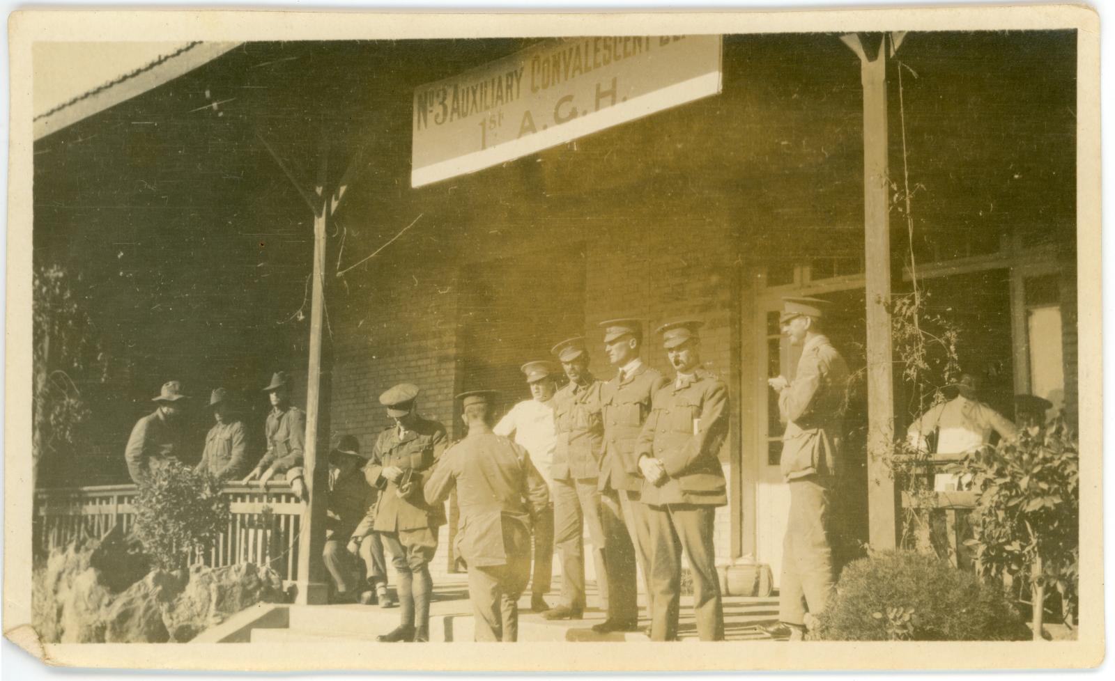 Group of medical officers & soldiers on the verandah of the No.3 Auxiliary Hospital in Cairo.