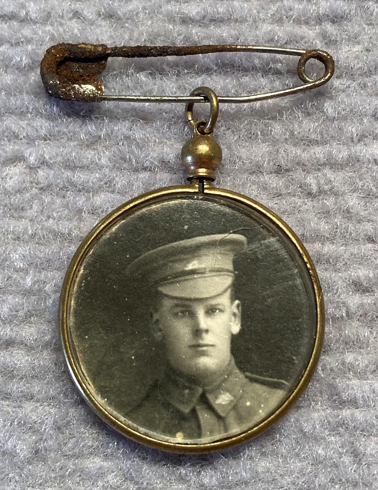 WWI pendant locket featuring an Australian soldier