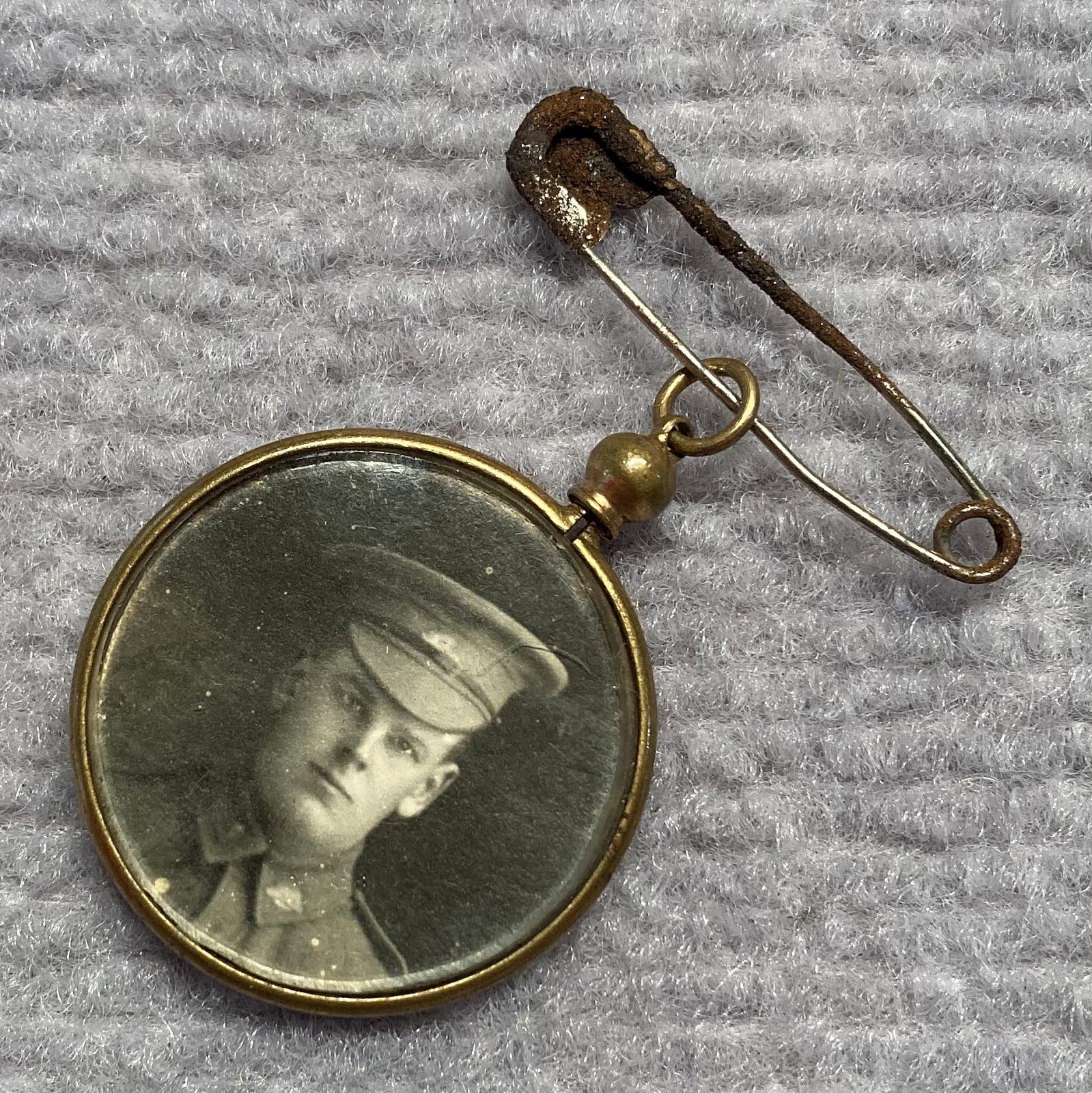 Other angled view of WWI pendant locket featuring an Australian soldier