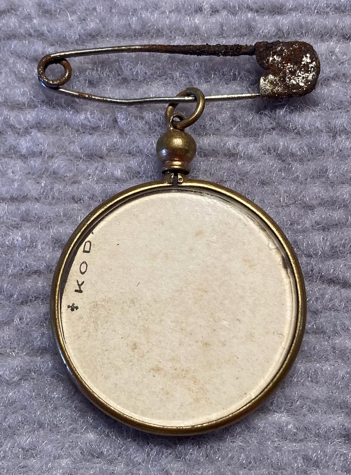 Reverse of WWI pendant locket featuring an Australian soldier