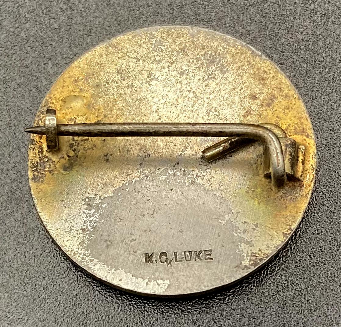Reverse of WWII era fundraising badge - Fighting Forces Comforts Fund