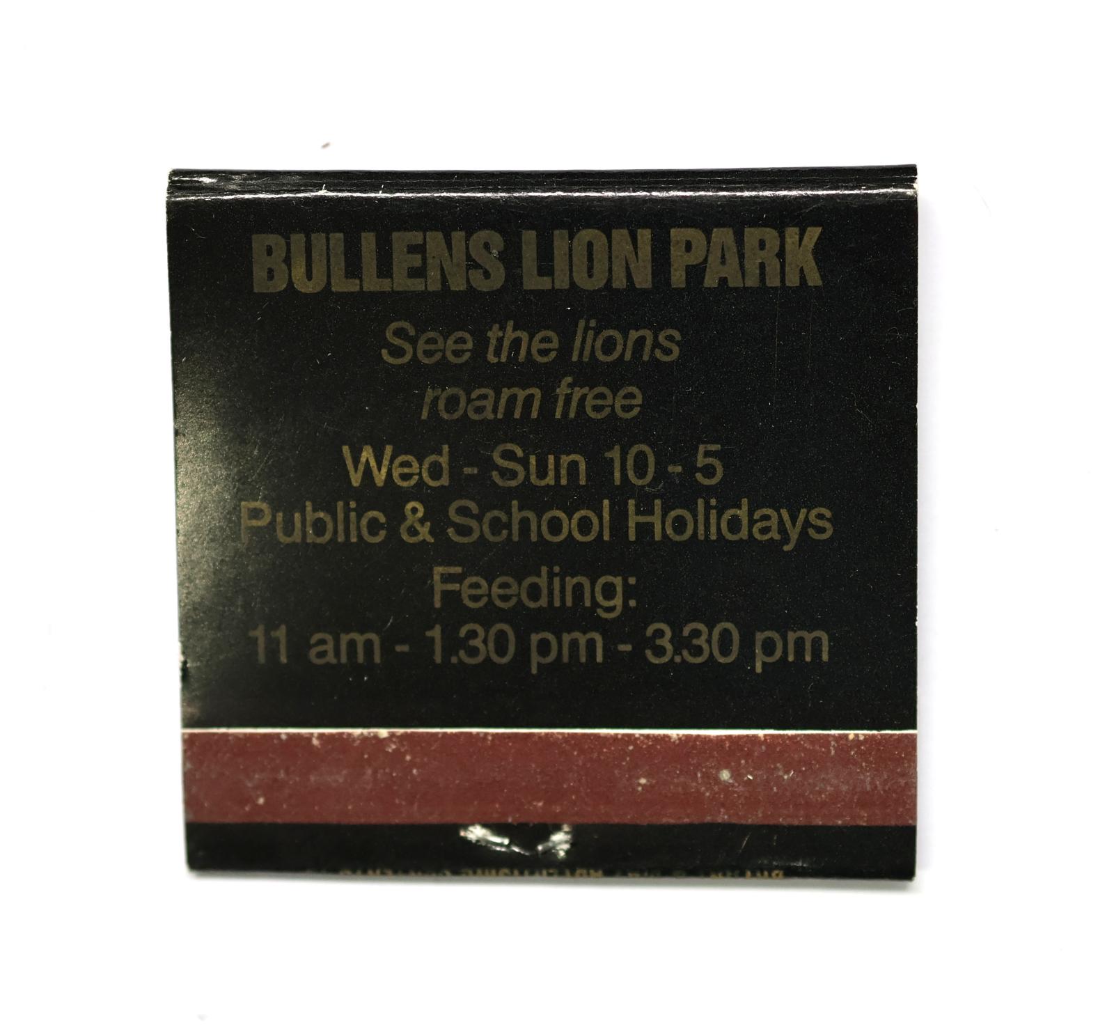 The back of the matchbook has a brown igniting panel. 