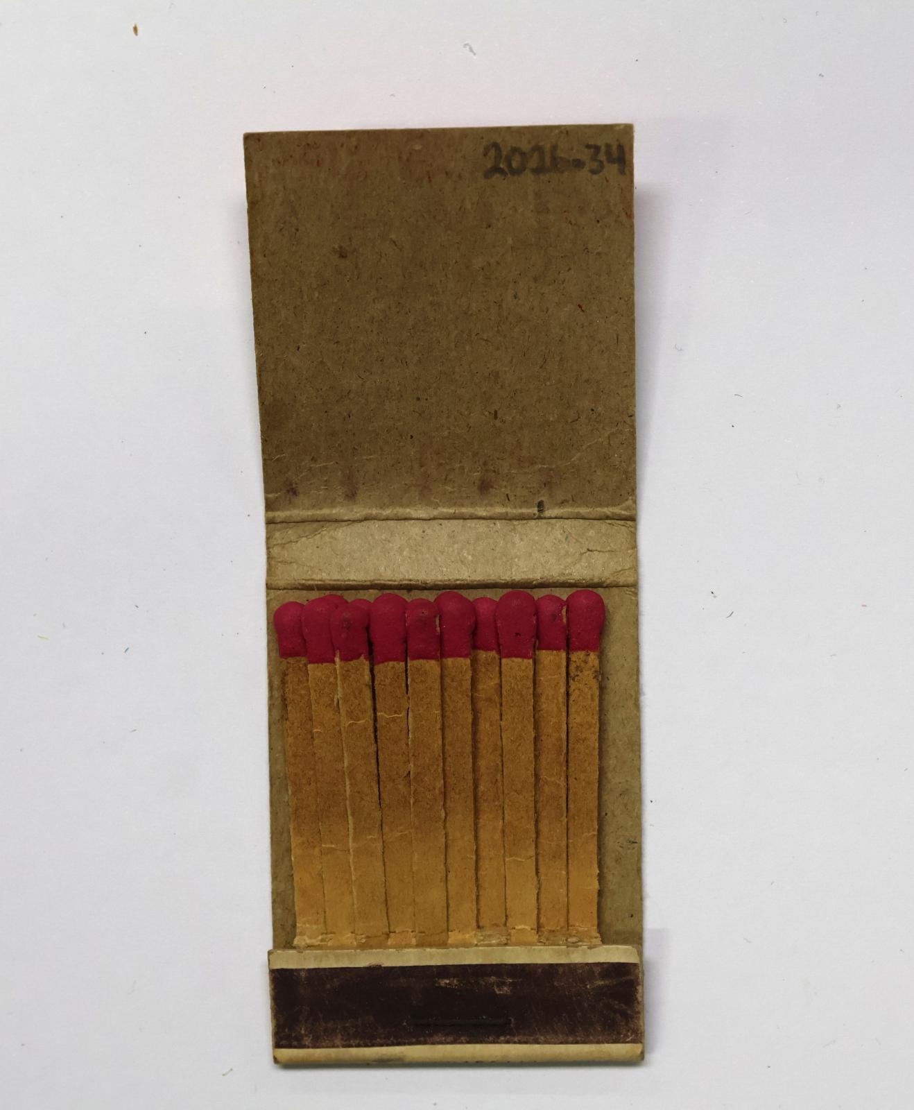 The inside has 16 brown matchsticks with pink match heads.