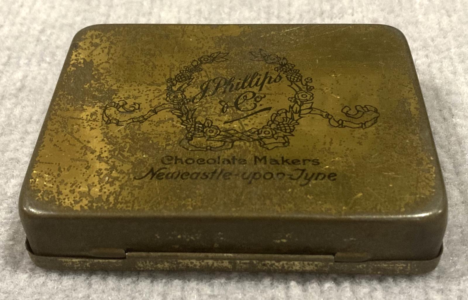 Oblique view of underside of souvenir chocolate tin - Coronation of King George V and Queen Mary (1911)