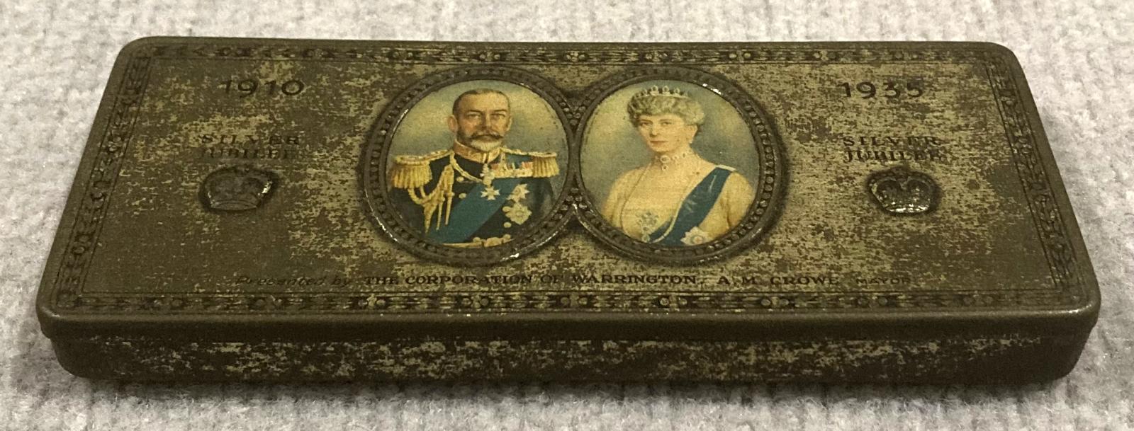 Oblique view from front of commemorative chocolate tin - Silver Jubilee of King George V and Queen Mary (1910–1935)