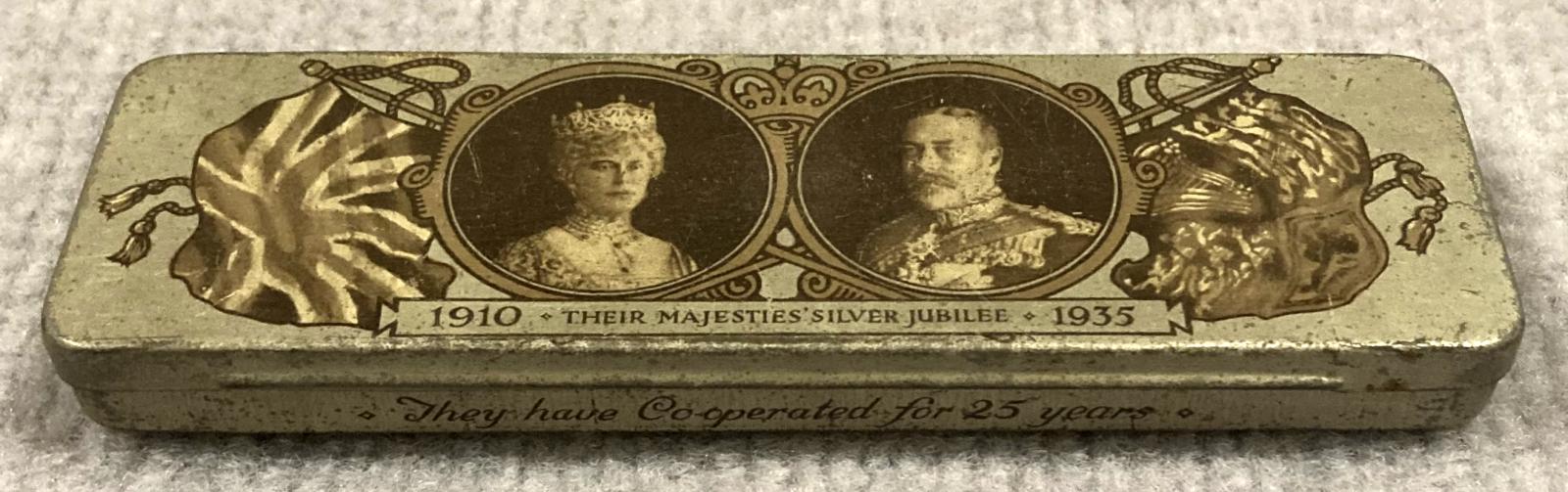 Oblique view from front of commemorative confectionary tin - Silver Jubilee of King George V and Queen Mary (1910–1935)