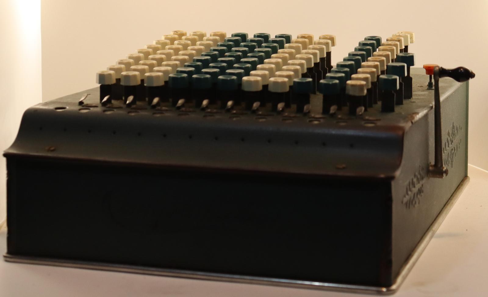 Side view of Comptometer