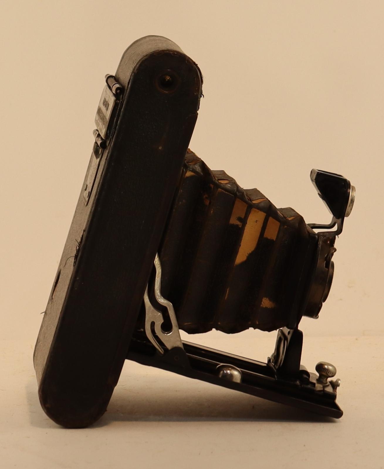 Side view of No 2 Folding Autographic Brownie 