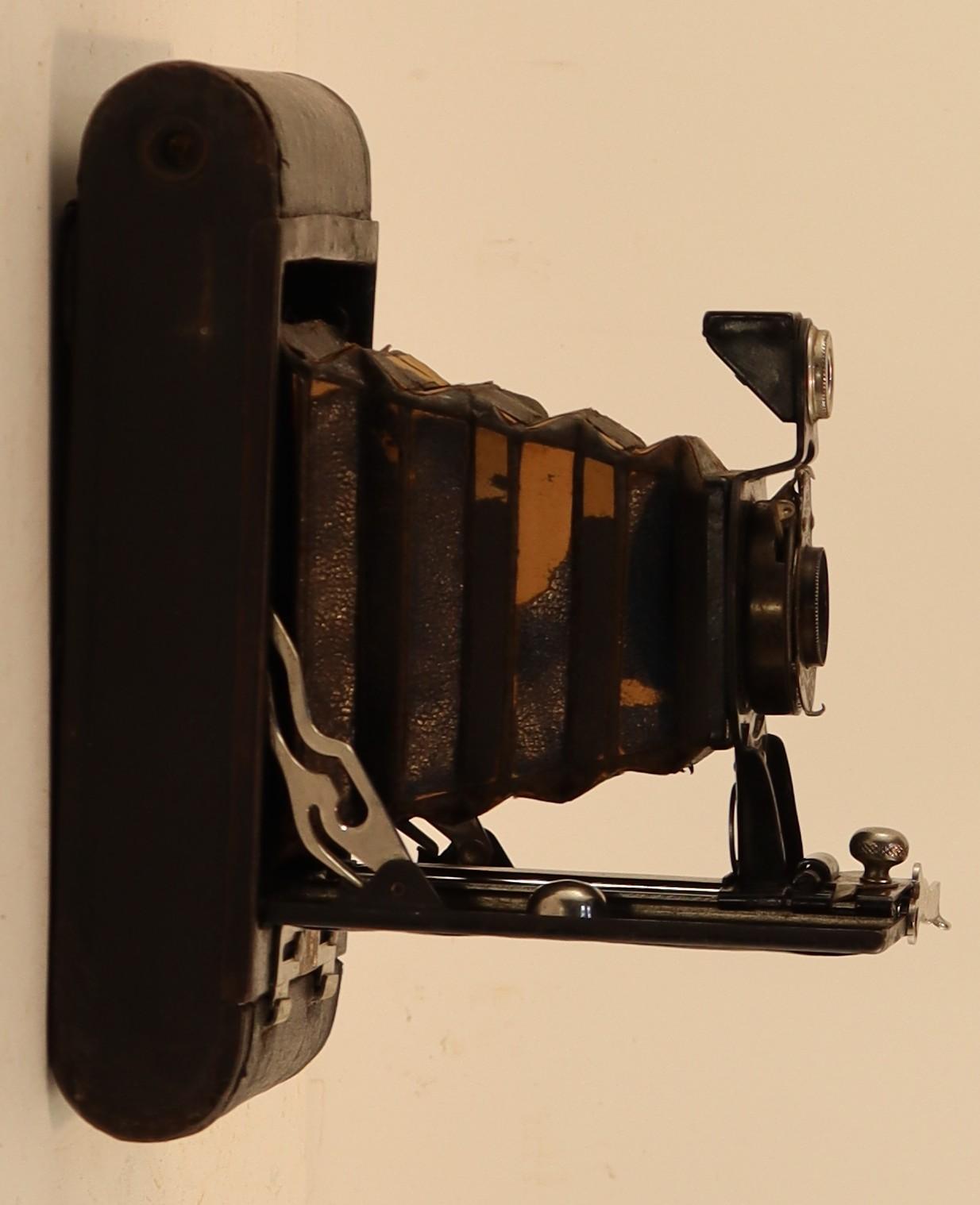Side view of No 2 Folding Autographic Brownie