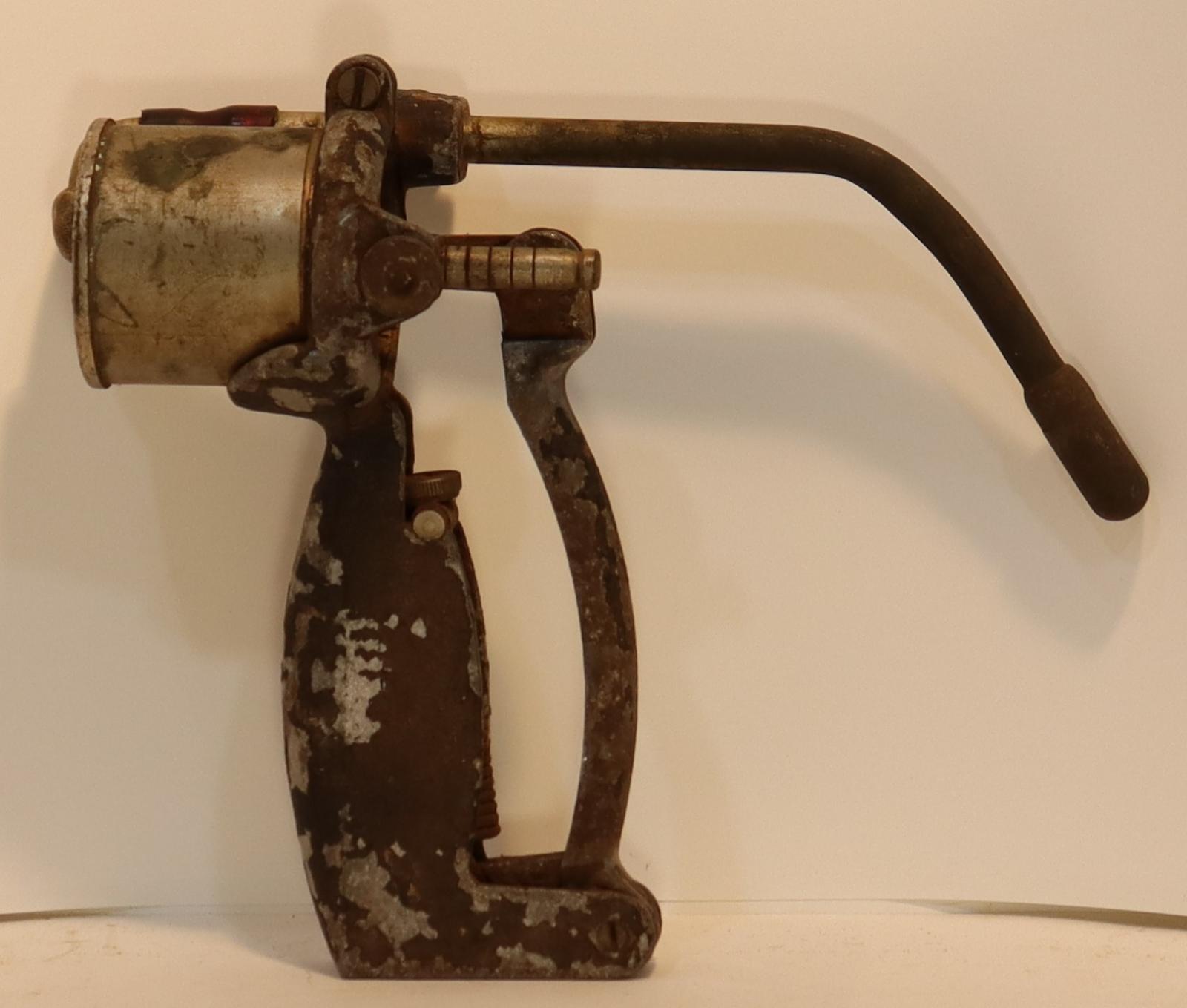 Right side view of Drenching Gun