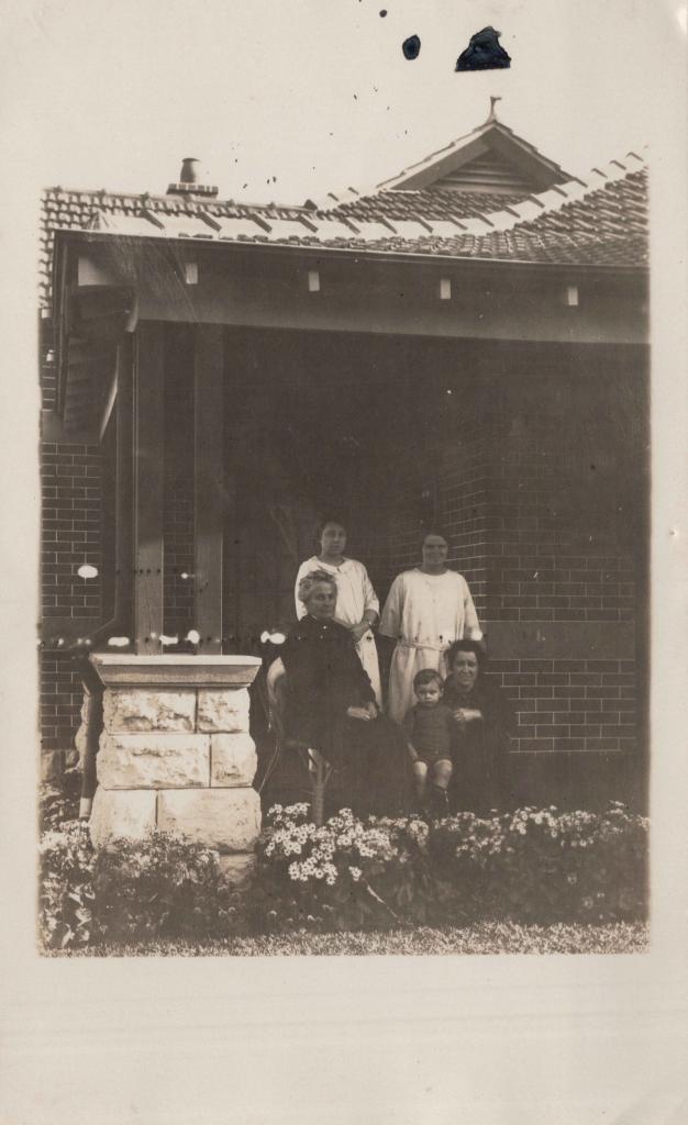ROBERTS FAMIL GROUP, C.1922 ROBERTS FAMIL GROUP, C.1922