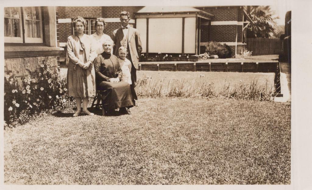 ROBERTS FAMILY GROUP, C.1925