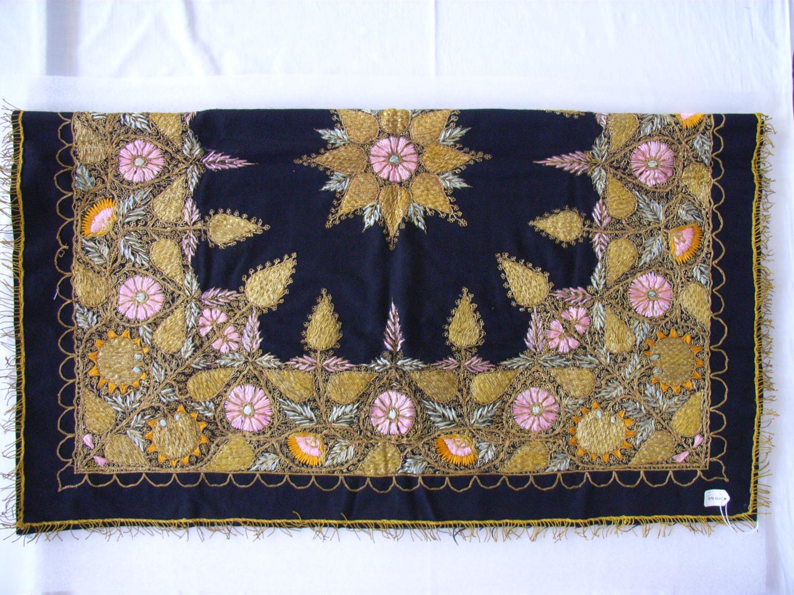 Metal thread table cloth