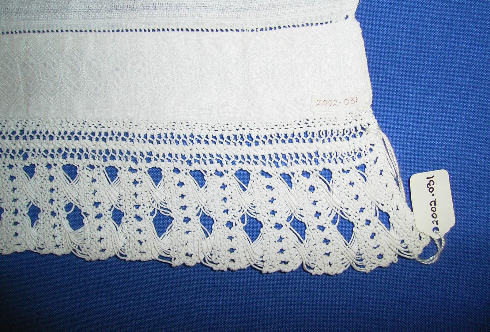 Hand towel with knitted edge