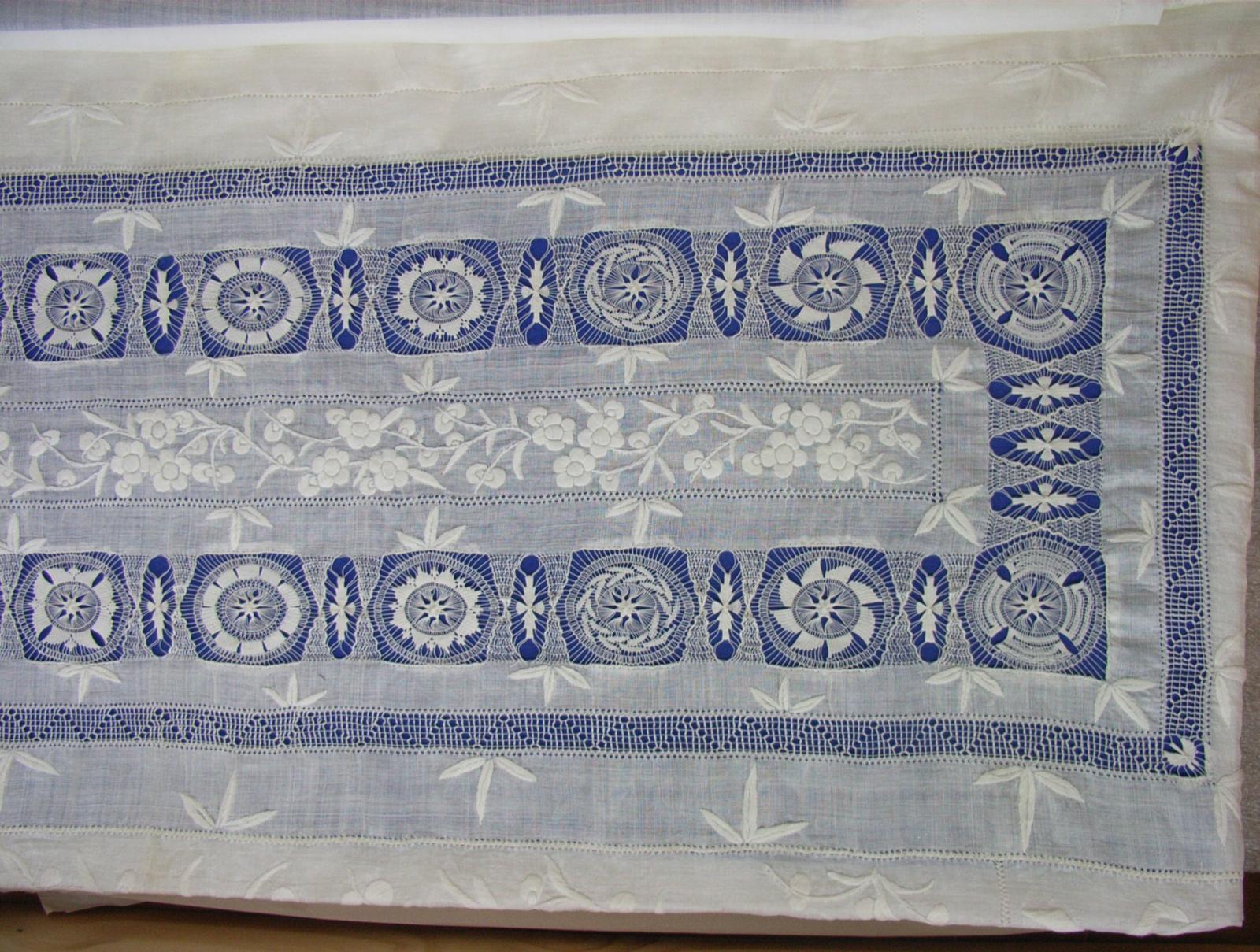 Teacloth with drawn thread and sol