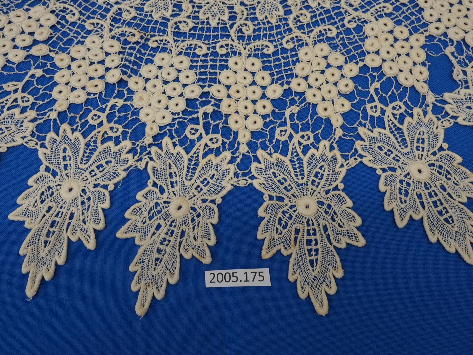 Machine lace collar detail