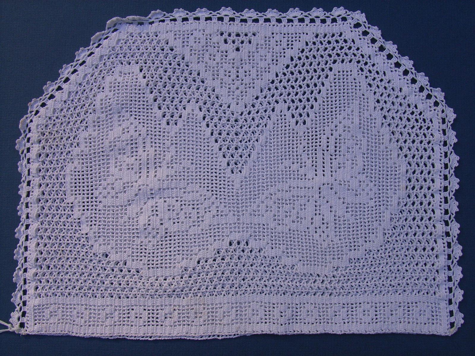 Filet crochet tea cosy