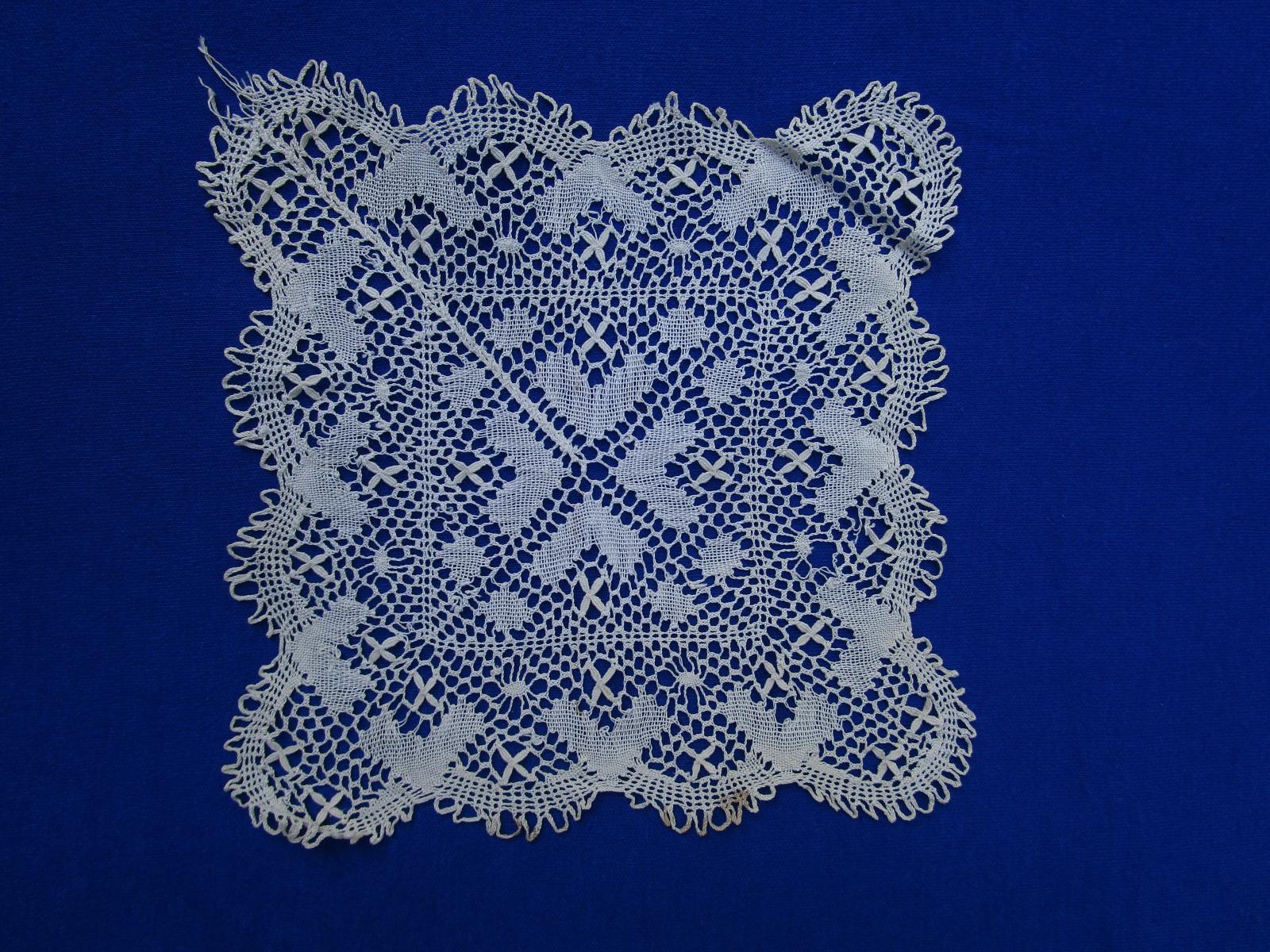 Torchon lace mat