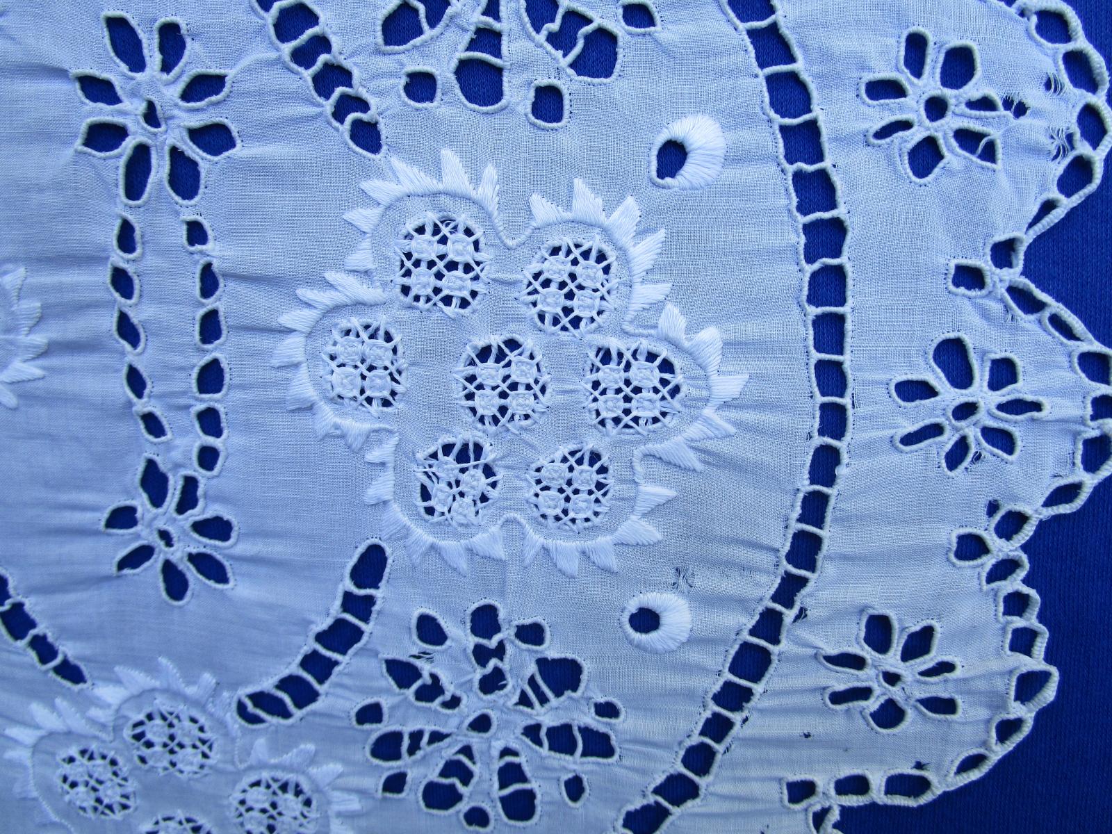 Broderie Anglaise mat detail