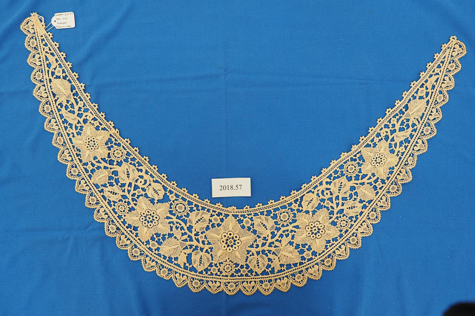 Machine lace collar