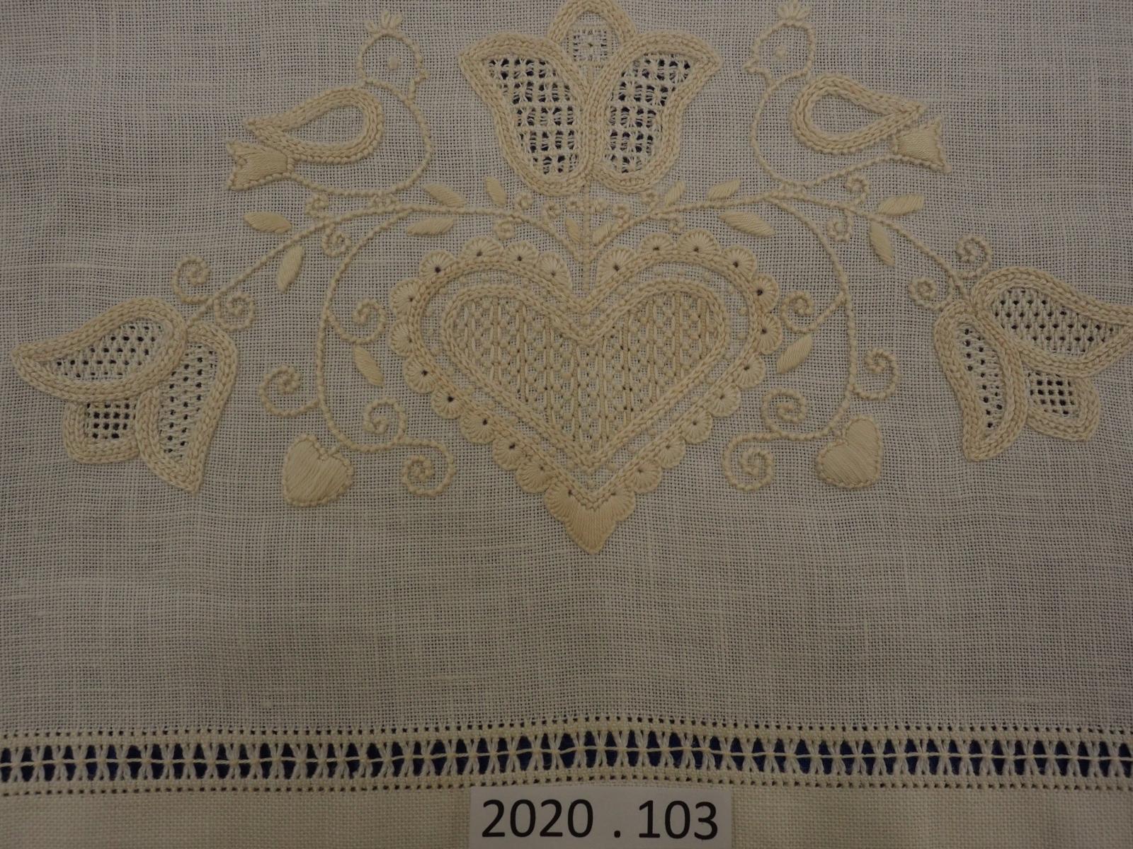 Tray cloth detail
