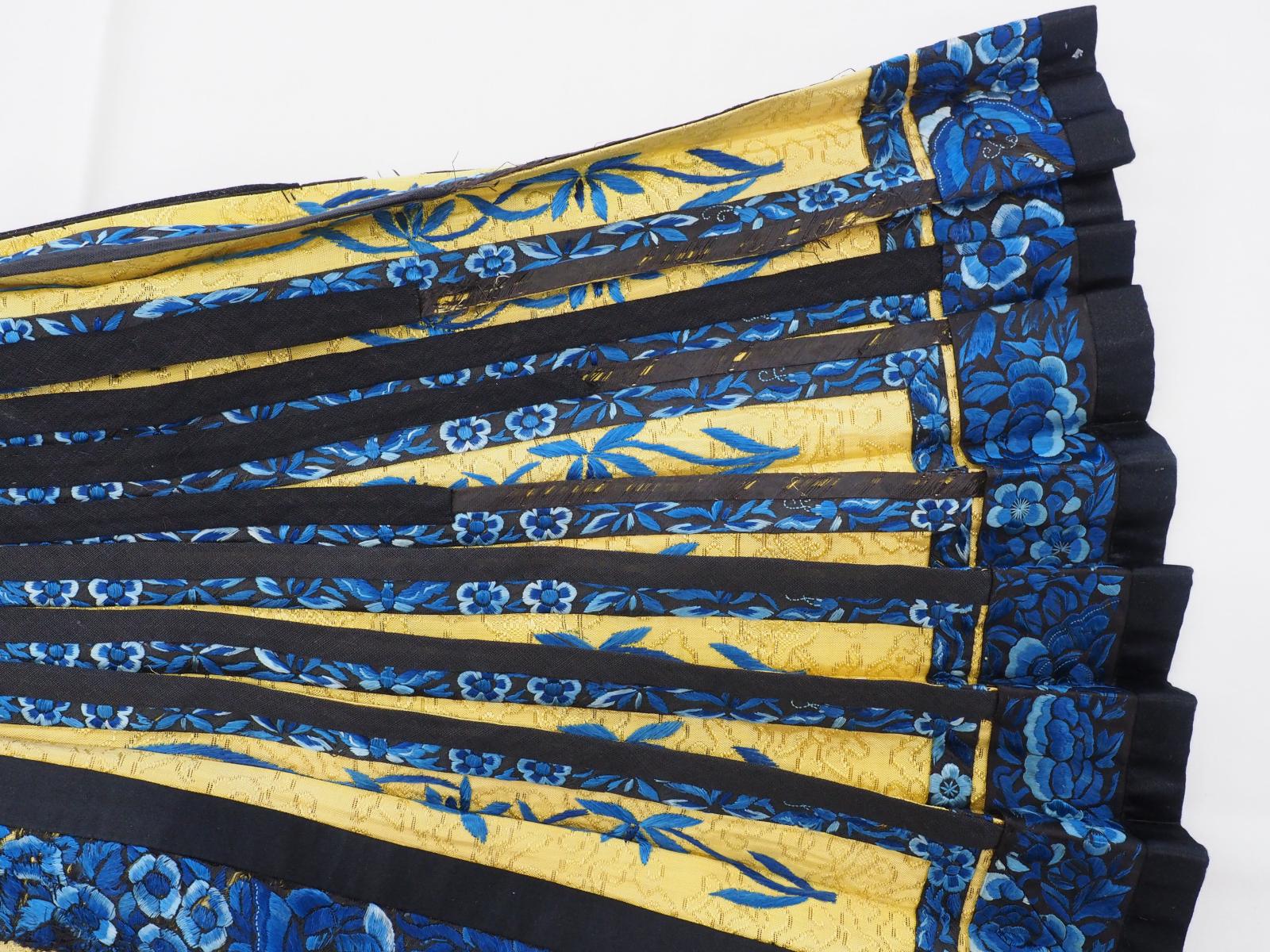 Chinese skirt pleating